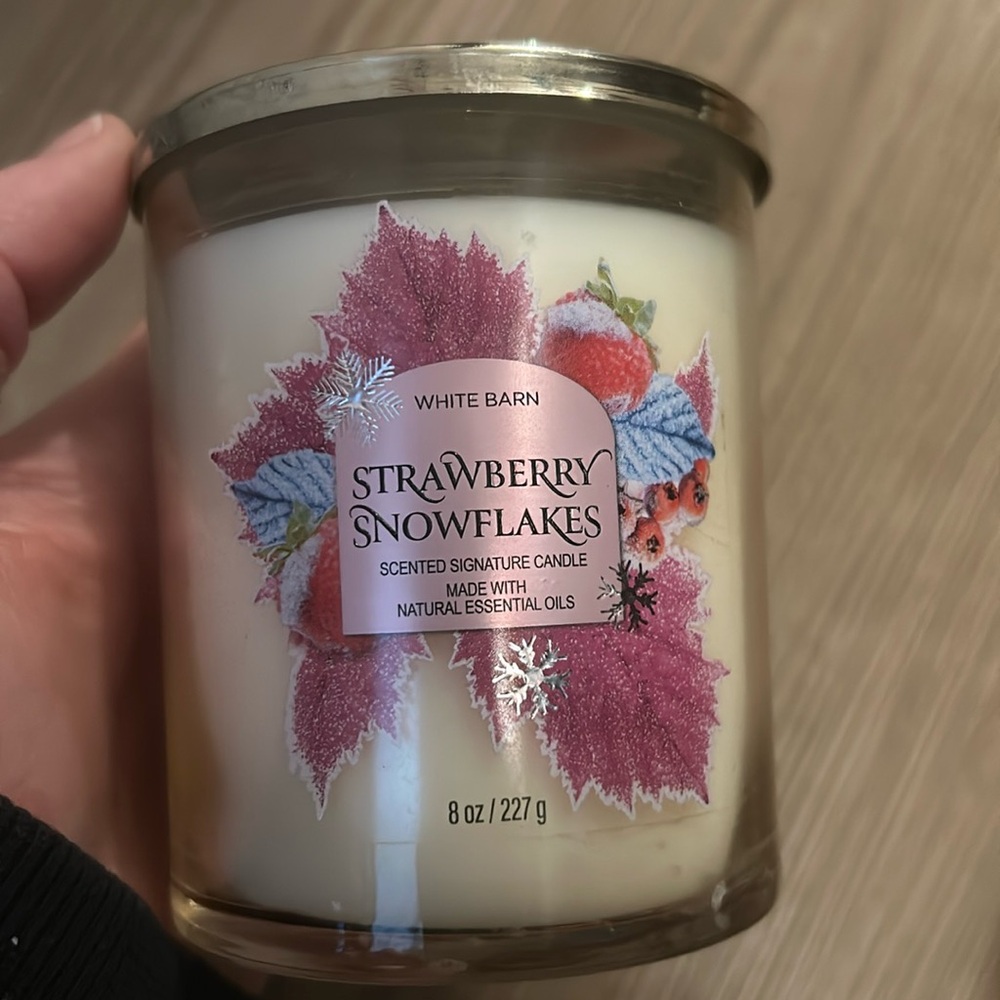 Strawberry snowflake single wick candle